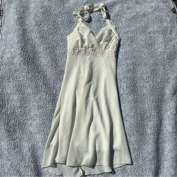 White Flowy Mid-length Dress with Sequence and Lace Detailing - Size Medium - Picture 4 of 13